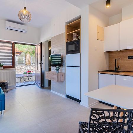 Apartments Ivanka Cres Exterior photo